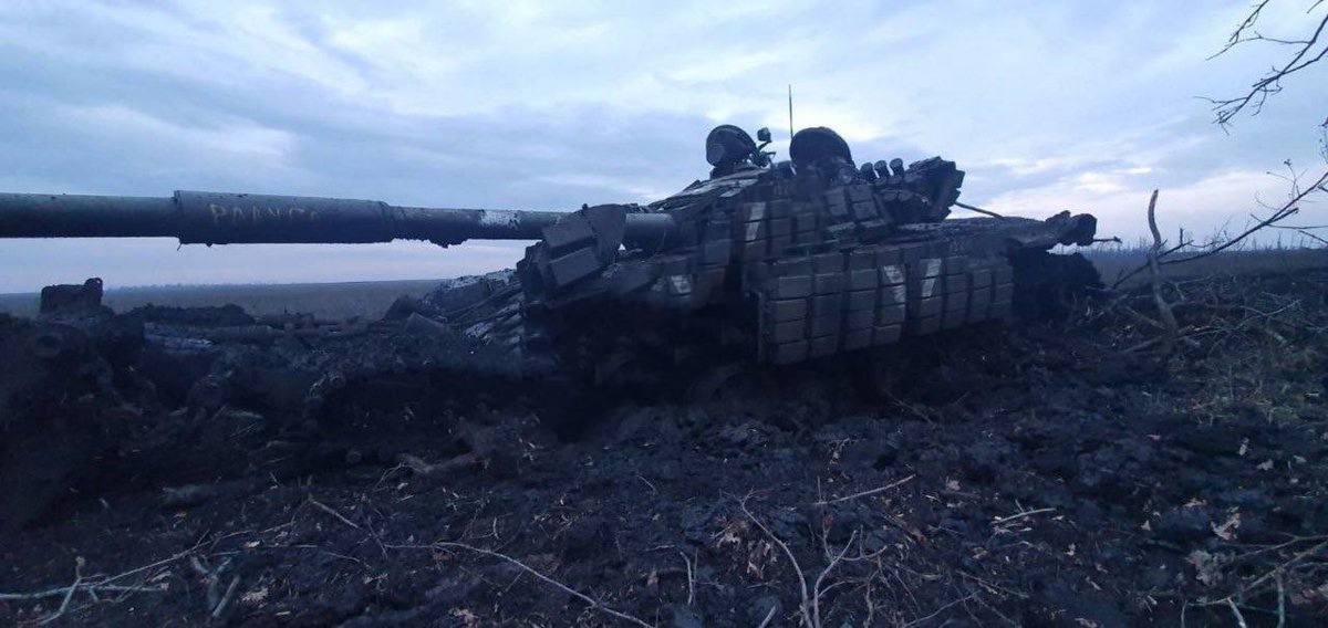 Російський танк атакував позиції ЗСУ й підірвався на міні. Фото: Стратком ЗСУ