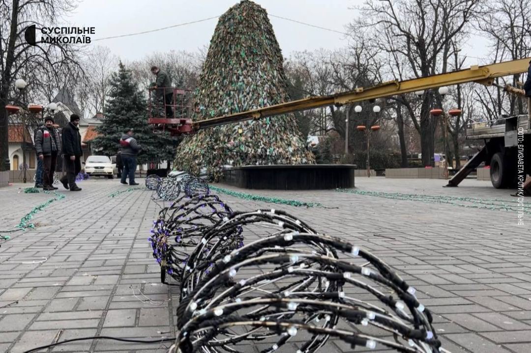 У Миколаєві встановили новорічну ялинку з маскувальних сіток 