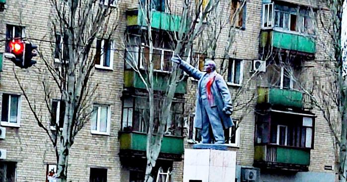 У Мелітополі червоною фарбою облили пам’ятник Леніну, фото: Іван Федоров