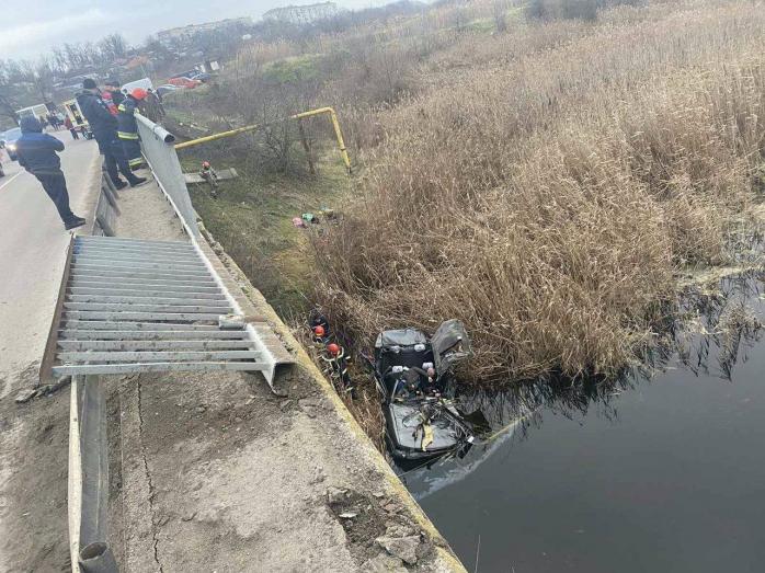 Автомобиль упал в реку Николаевской области - погибли пятеро, среди них - двое детей