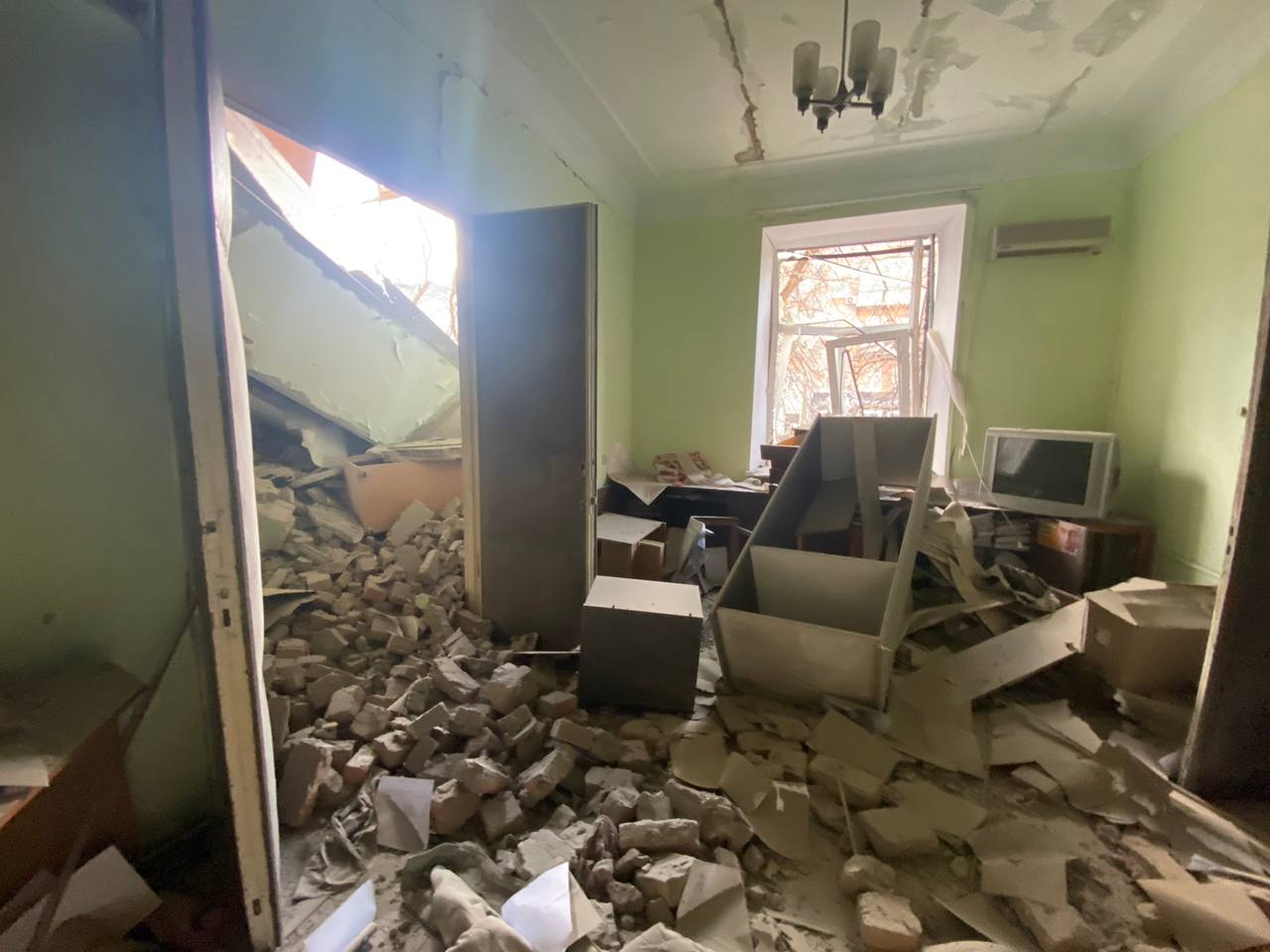 Війська рф завдали удару по будівлі Херсонської ОВА. Фото: Кирило Тимошенко