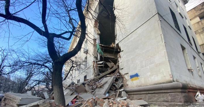 Войска рф нанесли удар по зданию Херсонской ОВА. Фото: Кирилл Тимошенко