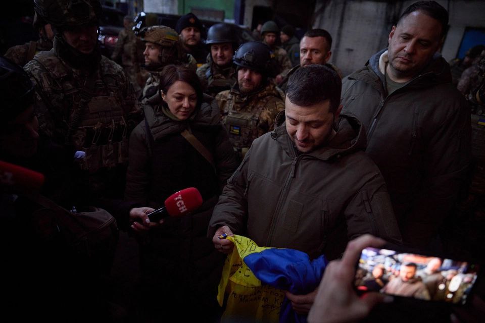 Захисники Бахмута передали через Зеленського прапор України для Конгресу США 