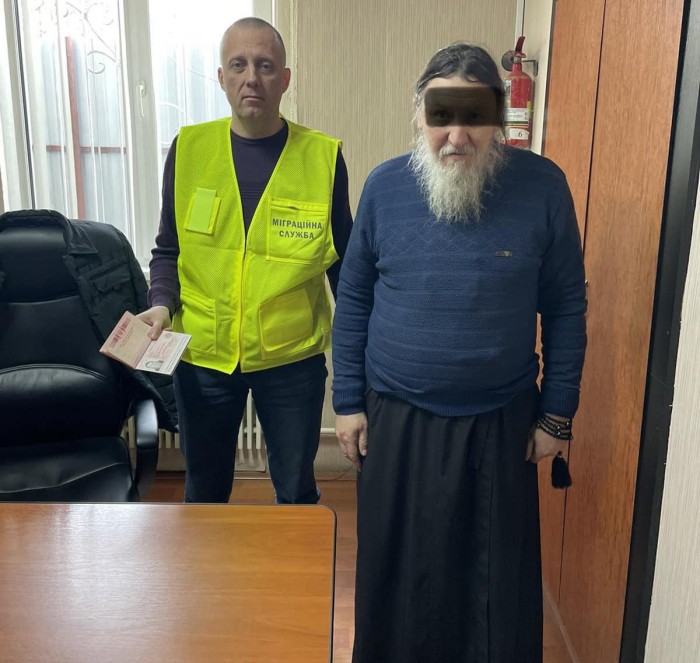 На Закарпатті виявили настоятеля монастиря з російським паспортом, фото: Міграційна служба Закарпатської області