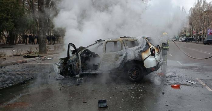 Автомобіль з окупантами вибухнув у центрі Мелітополя. Фото: соцмережі