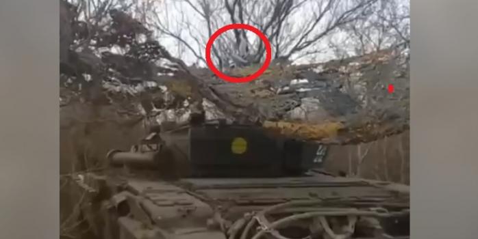 Два дрони-камікадзе “Ланцет-3М” застрягли в масксітці над танком ЗСУ