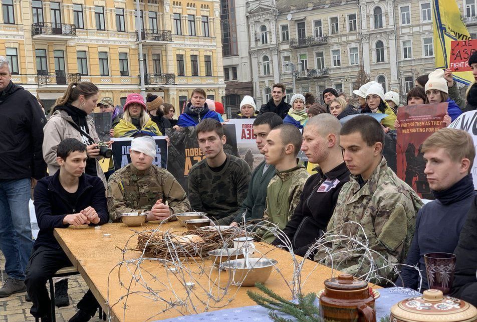 Родичі полонених бійців «Азову» влаштували акцію «Різдво у полоні», фото - Громадське