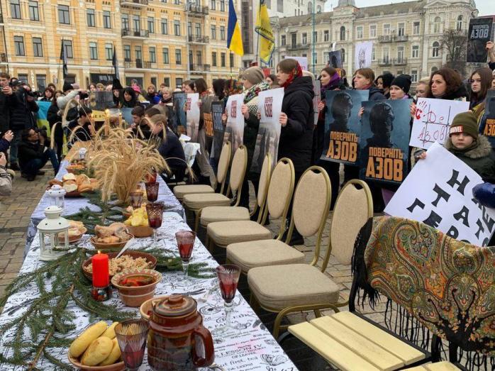 Родичі полонених бійців «Азову» влаштували у центрі Києва акцію «Різдво у полоні» 