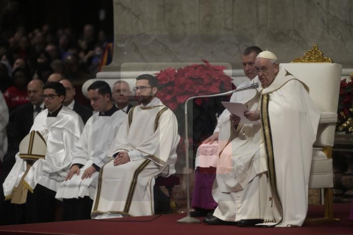Святвечір у Ватикані - Франциск проводить Різдвяну літургію