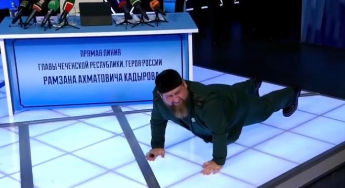 Кадыров рассмешил соцсети имитацией «отжимания» 
