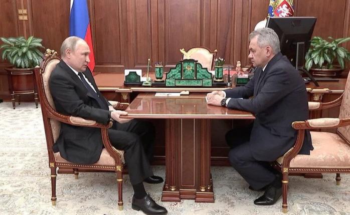 На зустрічі путіна та шойгу 21 квітня президент росії усі 12 хвилин не відривав правої руки від столу, скріншот відео 