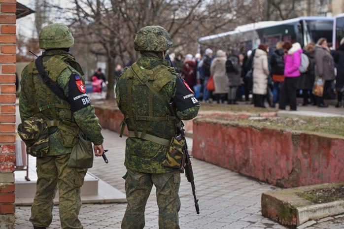 Оккупанты в Донецке начали ставить на воинский учет 16-летних. Фото: РБК