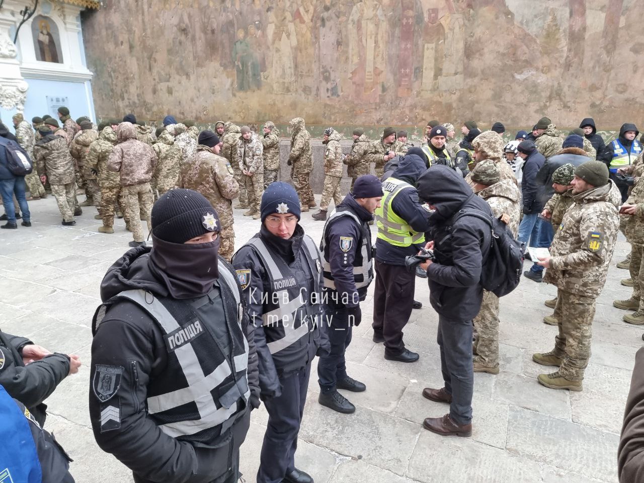 Багато вірян, поліції та Нацгвардії - перше богослужіння ПЦУ у Києво-Печерській лаврі