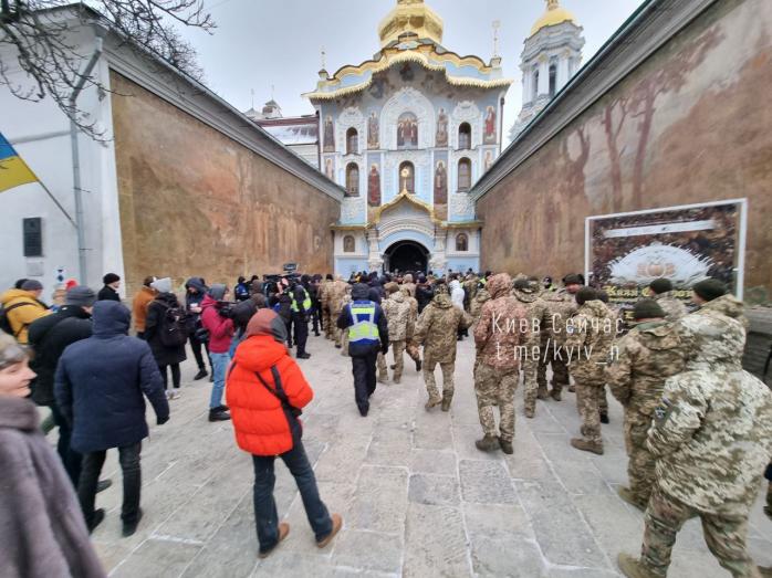 Много верующих, полиции и Нацгвардии – первое богослужение ПЦУ в Киево-Печерской лавре 