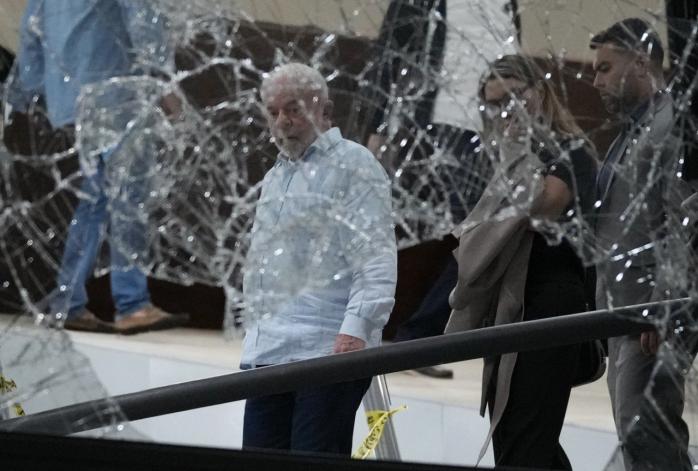 Президент Бразилії Лула да Сілва прибув до своєї резиденції, щоб оцінити шкоду, яку завдали будівлі прихильники Жаїра Болсонару, фото — CNN