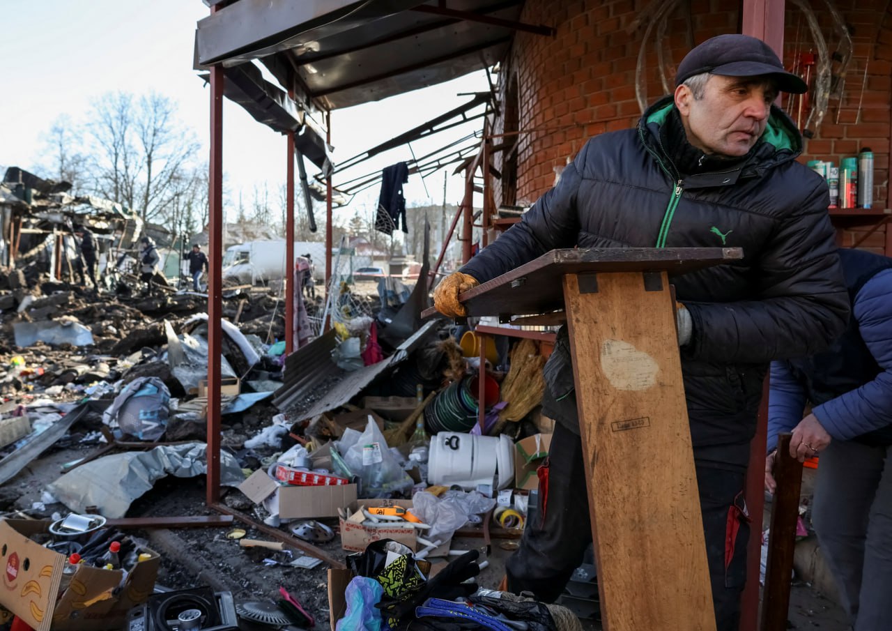 Reuters опублікувало нові фото наслідків удару терористів росії по ринку в селищі Шевченкове