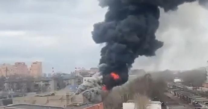 Масштабна пожежа виникла в москві. Фото: Скріншот з відео