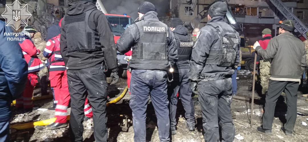Перші хвилини після удару ракети Х-22 в Дніпрі показала Патрульна поліція 