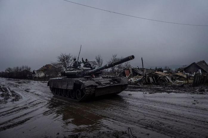Український танк влучними пострілами знищив бліндаж. Фото: 