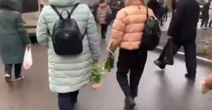 Українці несуть квіти на місце трагедії у Броварах 