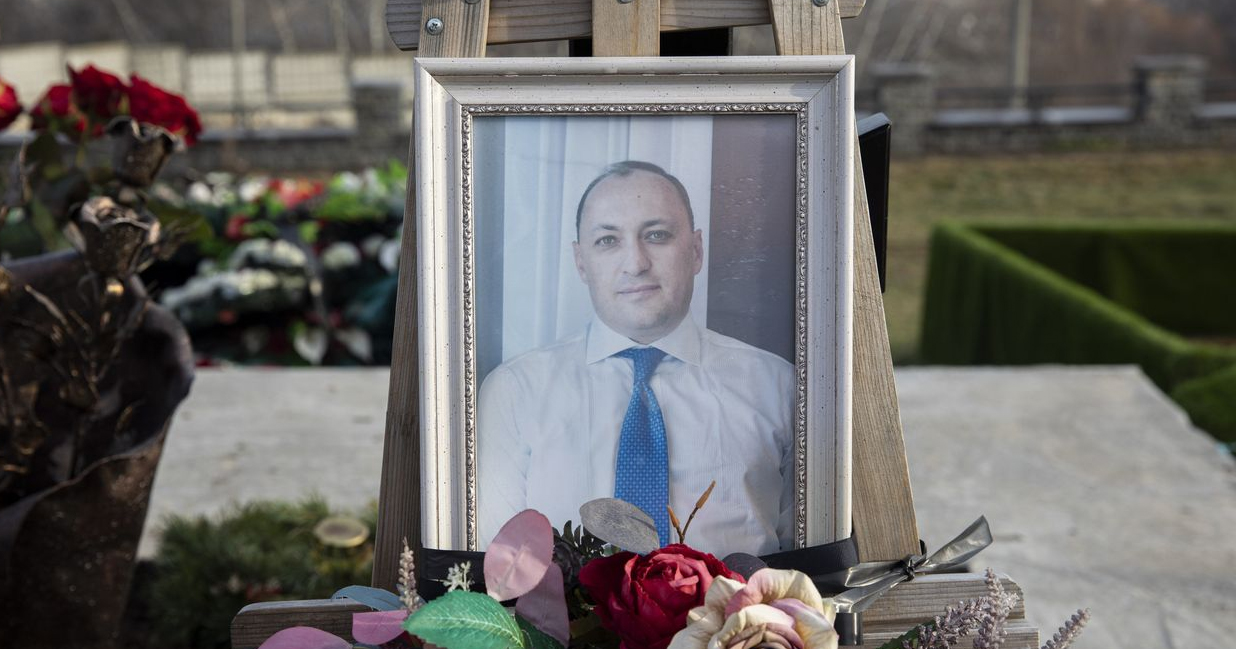 Фото в рамці, де Денис Кірєєв спочиває на могилі в Києві. Фото: WSJ
