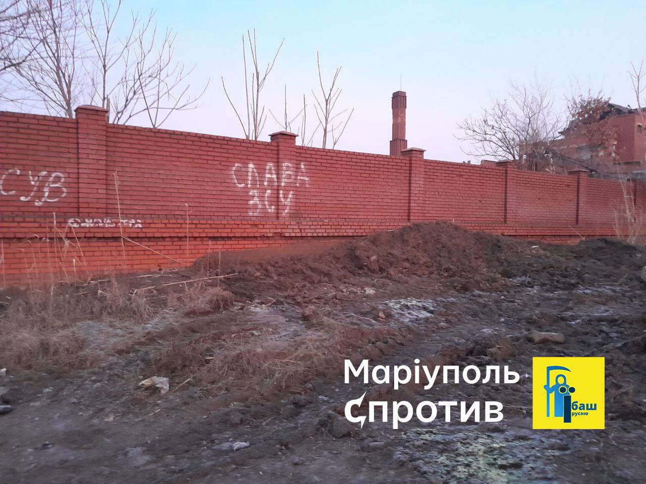 Напис «Слава ЗСУ» з’явився на казармі окупантів. Фото: Петро Андрющенко