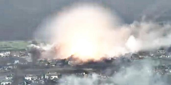 Обстрел термобарическими снарядами села на Луганщине, скриншот видео 