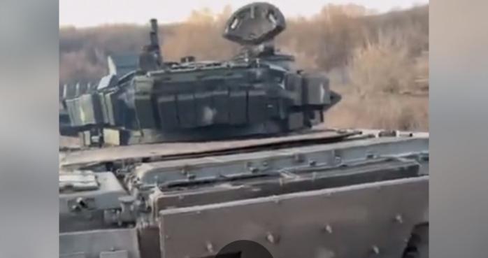 Не “Леопардами” єдиними — ЗСУ показали трофейний танк рф