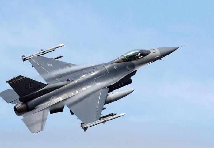 Politico - У Пентагоні активно обговорюють постачання винищувачів F-16 в Україну