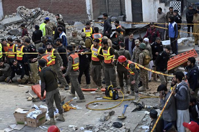 Взрыв в Пакистане унес жизни 60 человек — в мечети было много силовиков 
