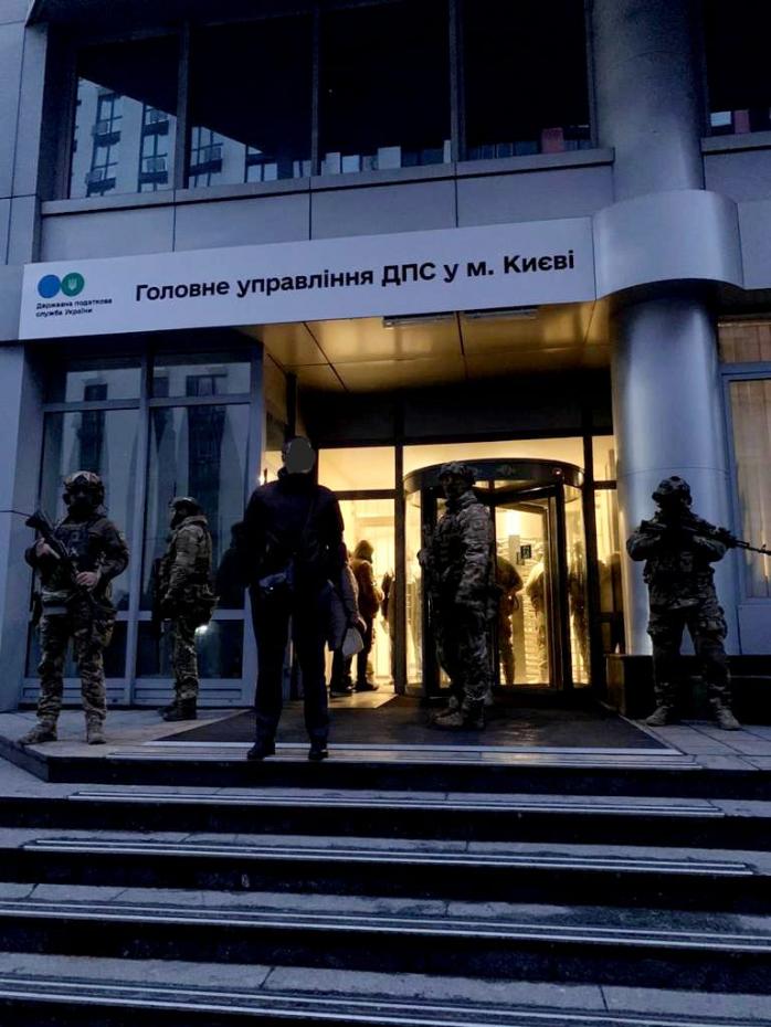 День обысков и подозрений продолжается - у силовиков вопросы к налоговикам Киев, Минобороны и нардепу Столару