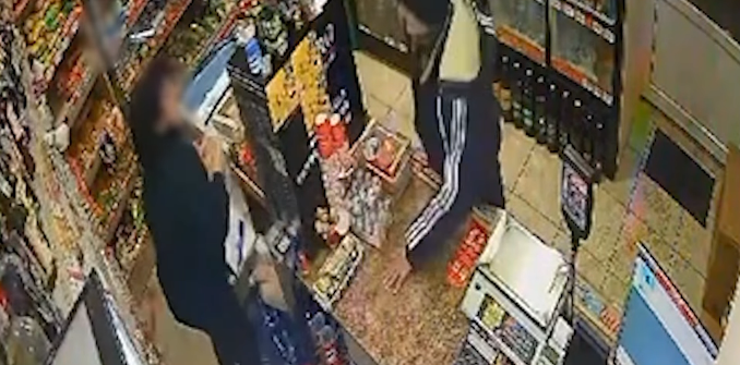 Продавчиня під Києвом відбилася від чоловіка, який вдерся до магазину і напав на неї із палицею 