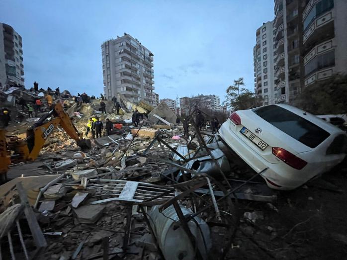 Число погибших в Турции в результате землетрясения превысило 900 человек. Фото: cnn.com