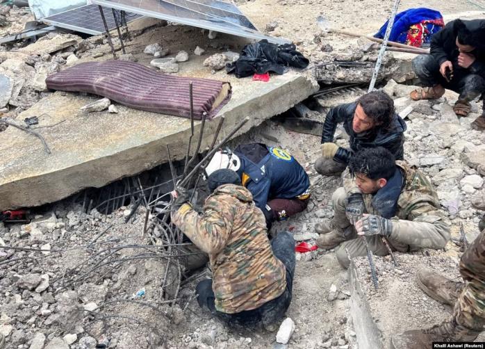 Число погибших в результате землетрясения возросло, в Турции - семидневный траур 