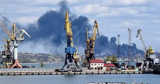 Серія вибухів прогриміла в районі порту у Маріуполі. Фото: ukranews.com
