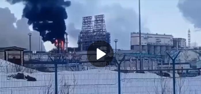 Нафтопереробний завод загорівся у Ростовській області