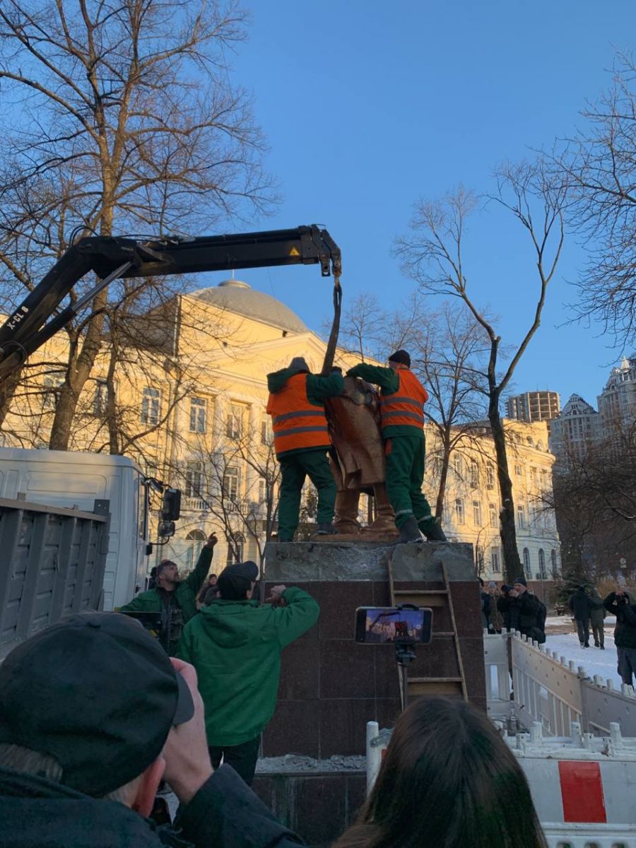 Вічного польоту - у Києві демонтували пам'ятник Чкалову 