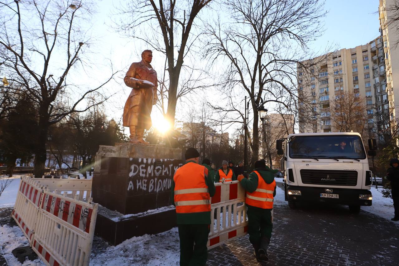 Вічного польоту - у Києві демонтували пам'ятник Чкалову 