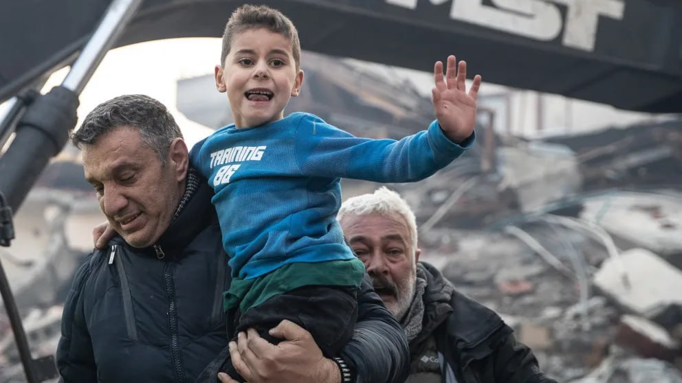 Дивовижний порятунок - у Туреччині врятували двох хлопчиків, які провели під завалами 52 та 44 години, фото - Bild