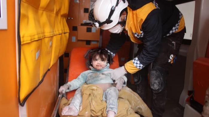 Удивительное спасение - в Турции вытянули двух мальчиков, проведших под завалами 52 и 44 часа, фото - Bild