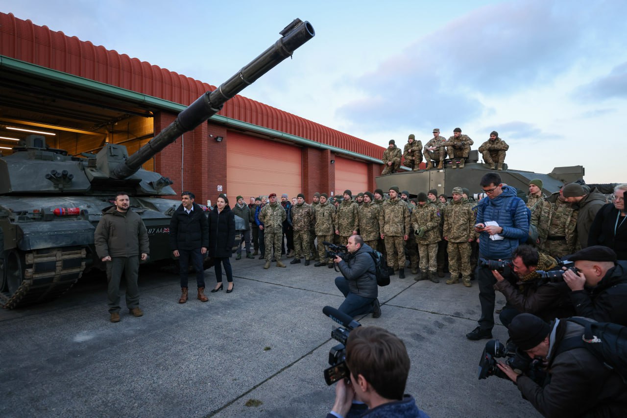 Володимир Зеленський і британський прем’єр Ріші Сунак 8 лютого зустрілися з екіпажами танків Збройних сил України, які навчаються користуватись Challenger 2 у Британії, фото - EPA-EFE/HOLLIE ADAMS