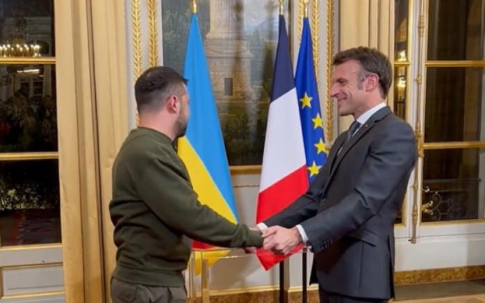 Макрон нагородив Зеленського найвищою відзнакою Франції за військові заслуги