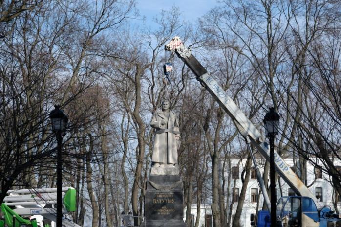 Ватутіна звалили - з центру Києва прибрали памятник радянському генералу