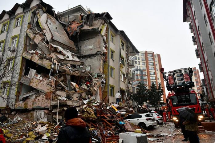  Смертельные колебания – начало землетрясения в Турции попало на видео