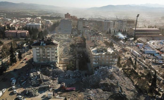 В Турции спасли четырех человек, проведших более 200 часов под завалами после землетрясения 