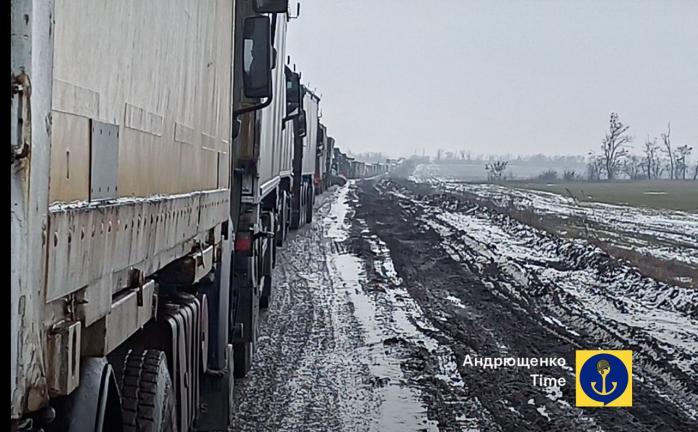 Трасса из Мариуполя до Бердянского кольца вся в военных грузовиках рф (ФОТО)