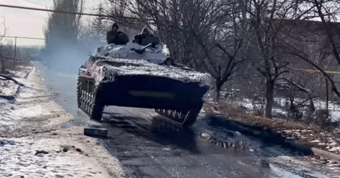 Украинские БМП работают на фронте. Скриншот с видео