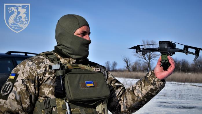 Екіпажі БПЛА морпіхів демілітаризують росіян - відео скидів на окупантів