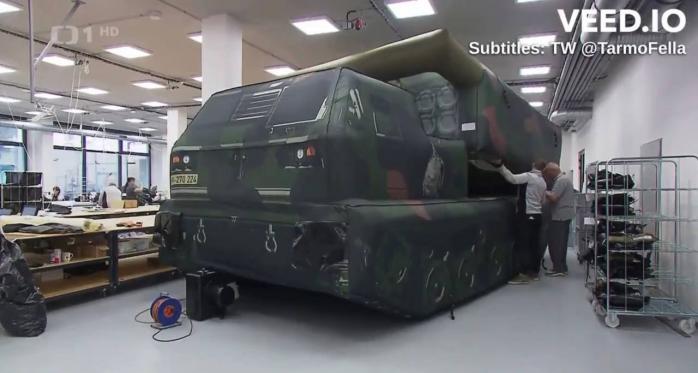Чеське ТБ показало, як виробляють надувні M270 MLRS та Himars для обману російської армії (ВІДЕО)
