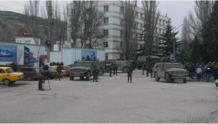 27 лютого 2014 року російський спецназ біля КПП морських прикордонників України в Балаклаві, фото - А.Клименка